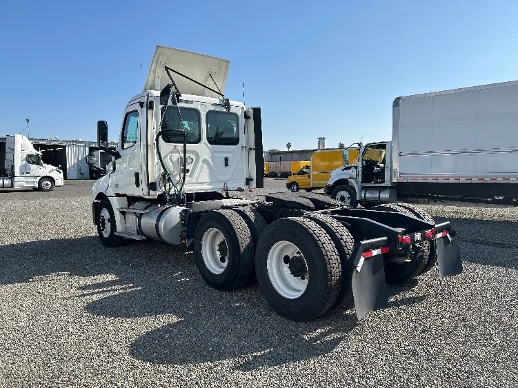 2019 Freightliner Cascadia in West Sacramento, CA — photo 5