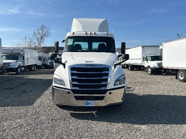 2019 Freightliner Cascadia in West Sacramento, CA — photo 2
