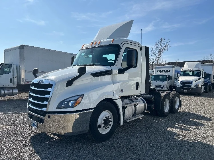 2019 Freightliner Cascadia in West Sacramento, CA — photo 3