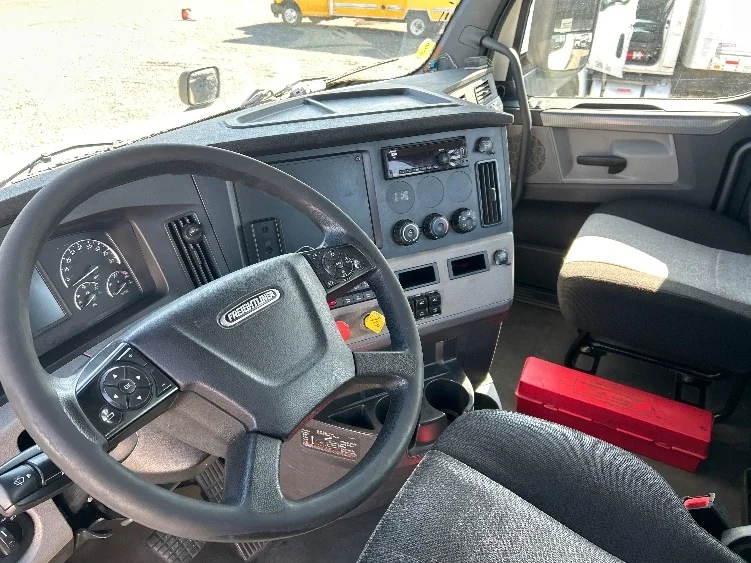 2019 Freightliner Cascadia in West Sacramento, CA — photo 10