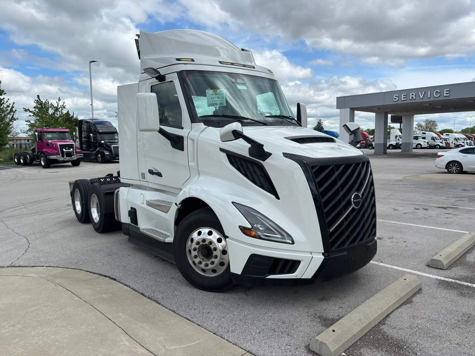 2025 Volvo VNL 300 - image 2