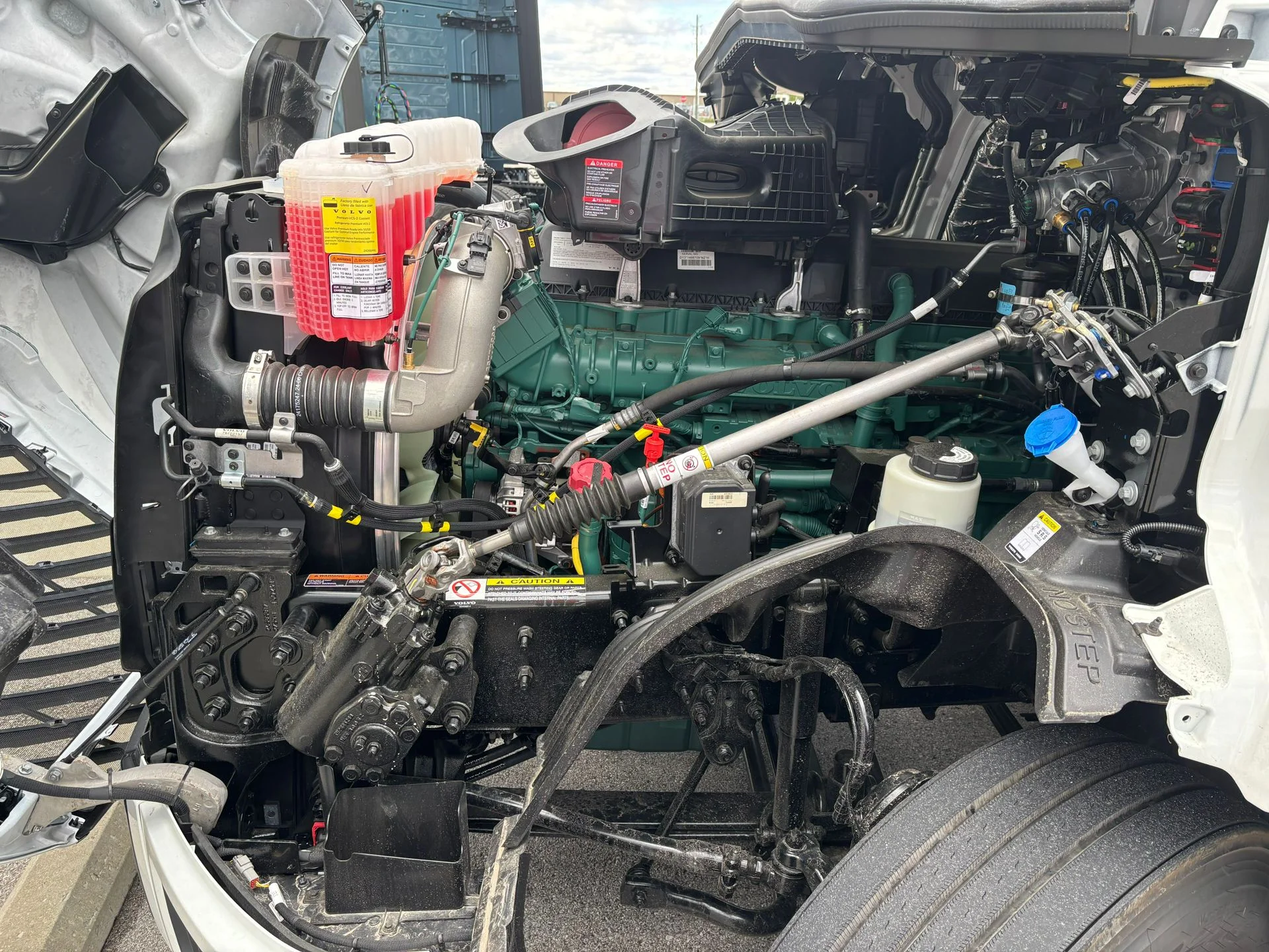 2025 Volvo VNL 300 - image 9