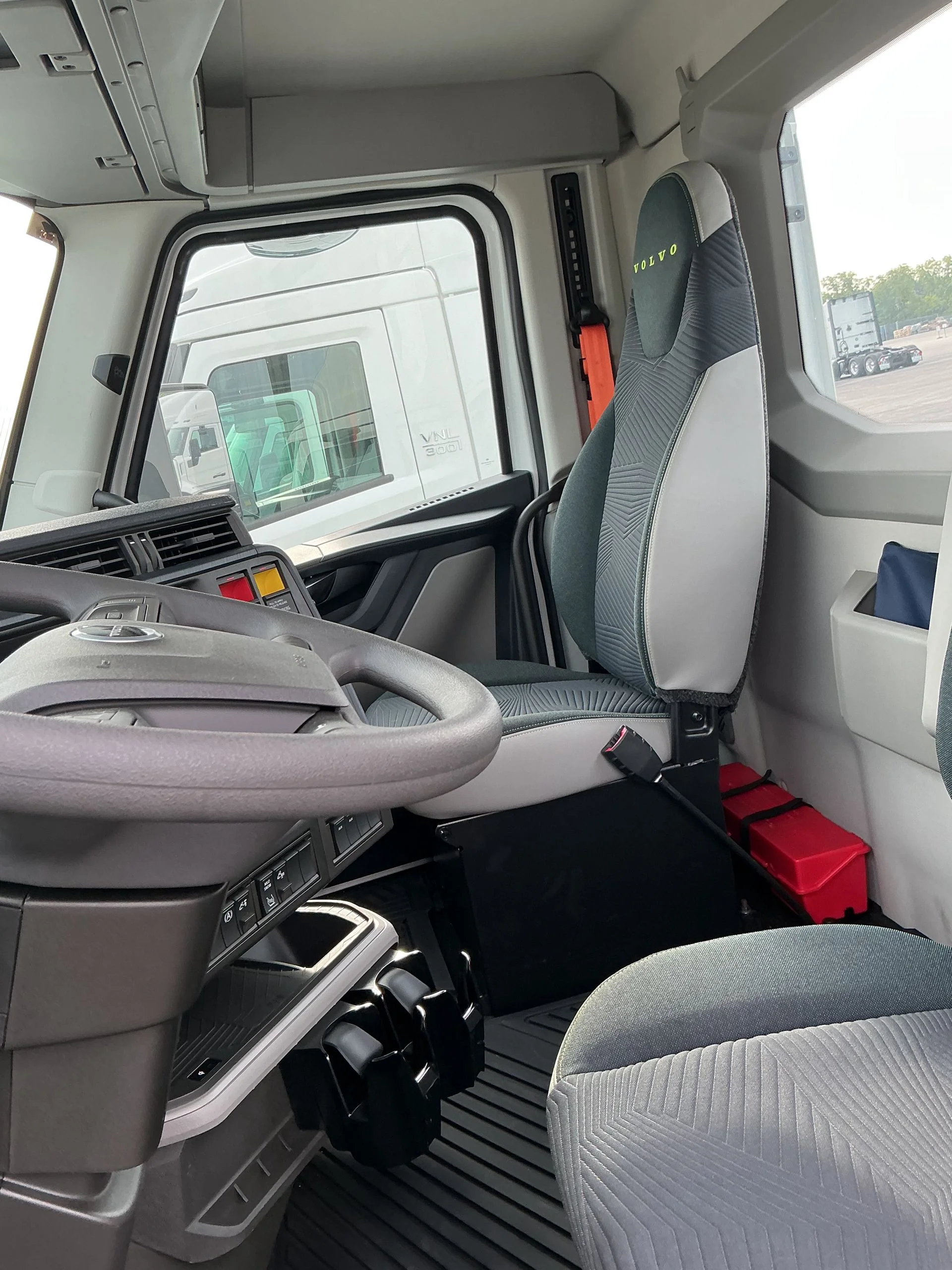 2025 Volvo VNL 300 - image 3