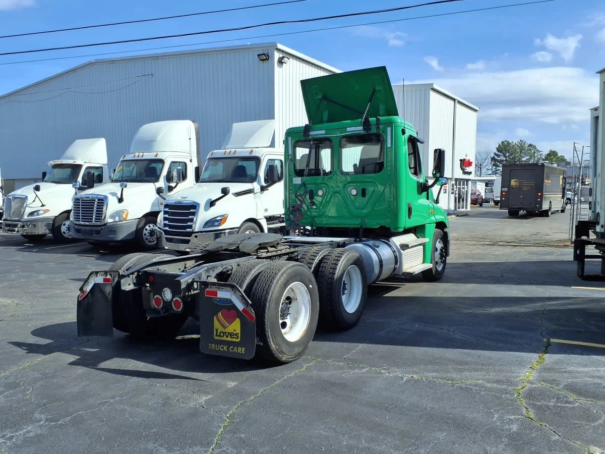 2020 Freightliner Cascadia in Doraville, GA — photo 4