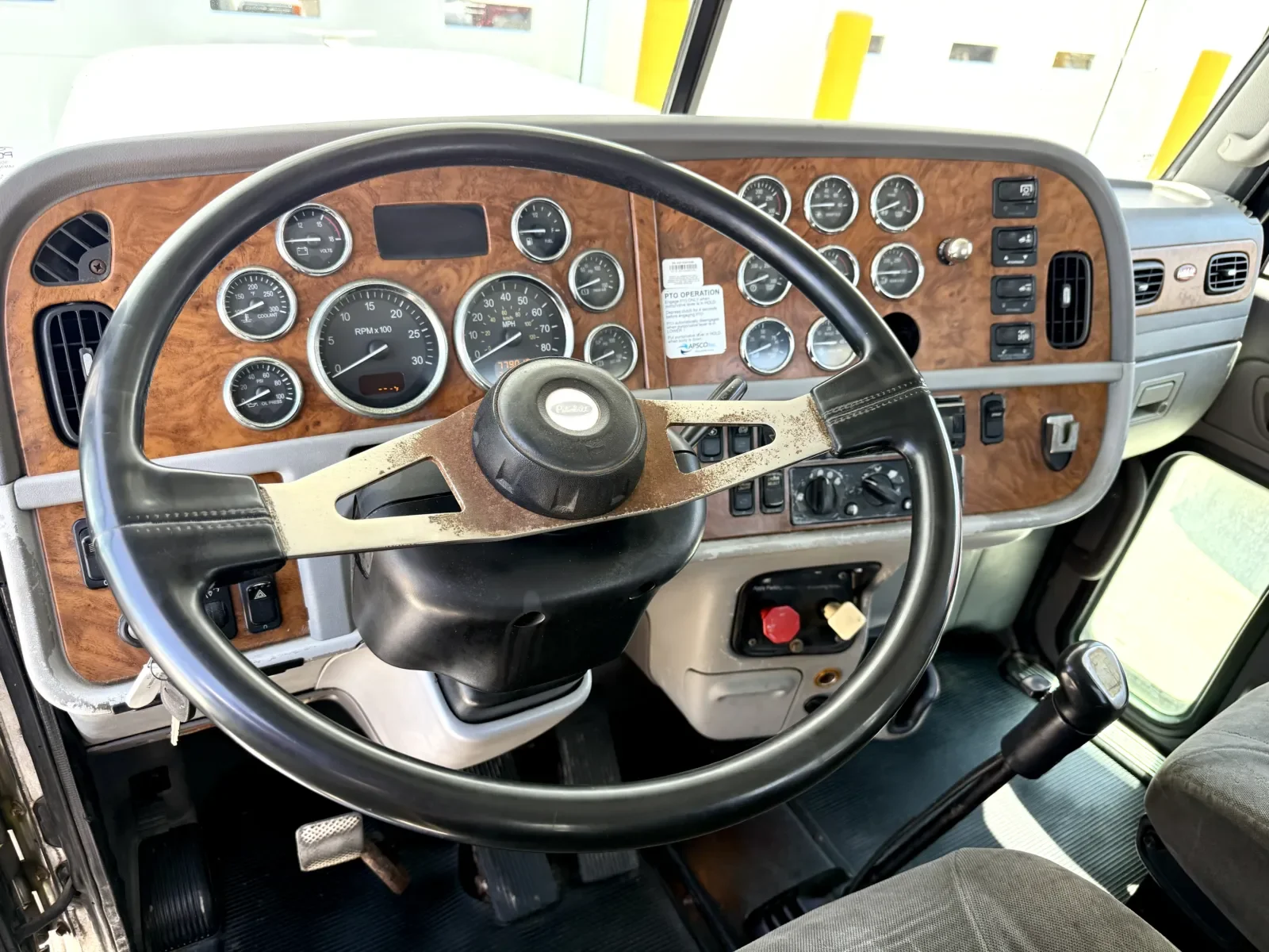 2006 Peterbilt 379 in New Lenox, IL — photo 15