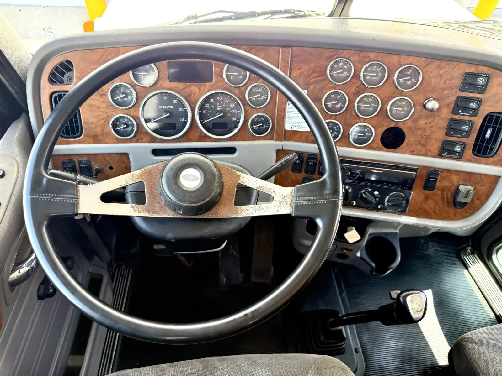2006 Peterbilt 379 in New Lenox, IL — photo 16