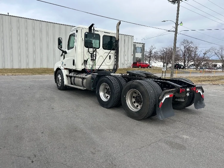 2019 Freightliner Cascadia in Omaha, NE — photo 5
