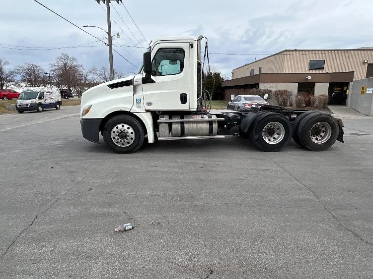 2019 Freightliner Cascadia in Omaha, NE — photo 4