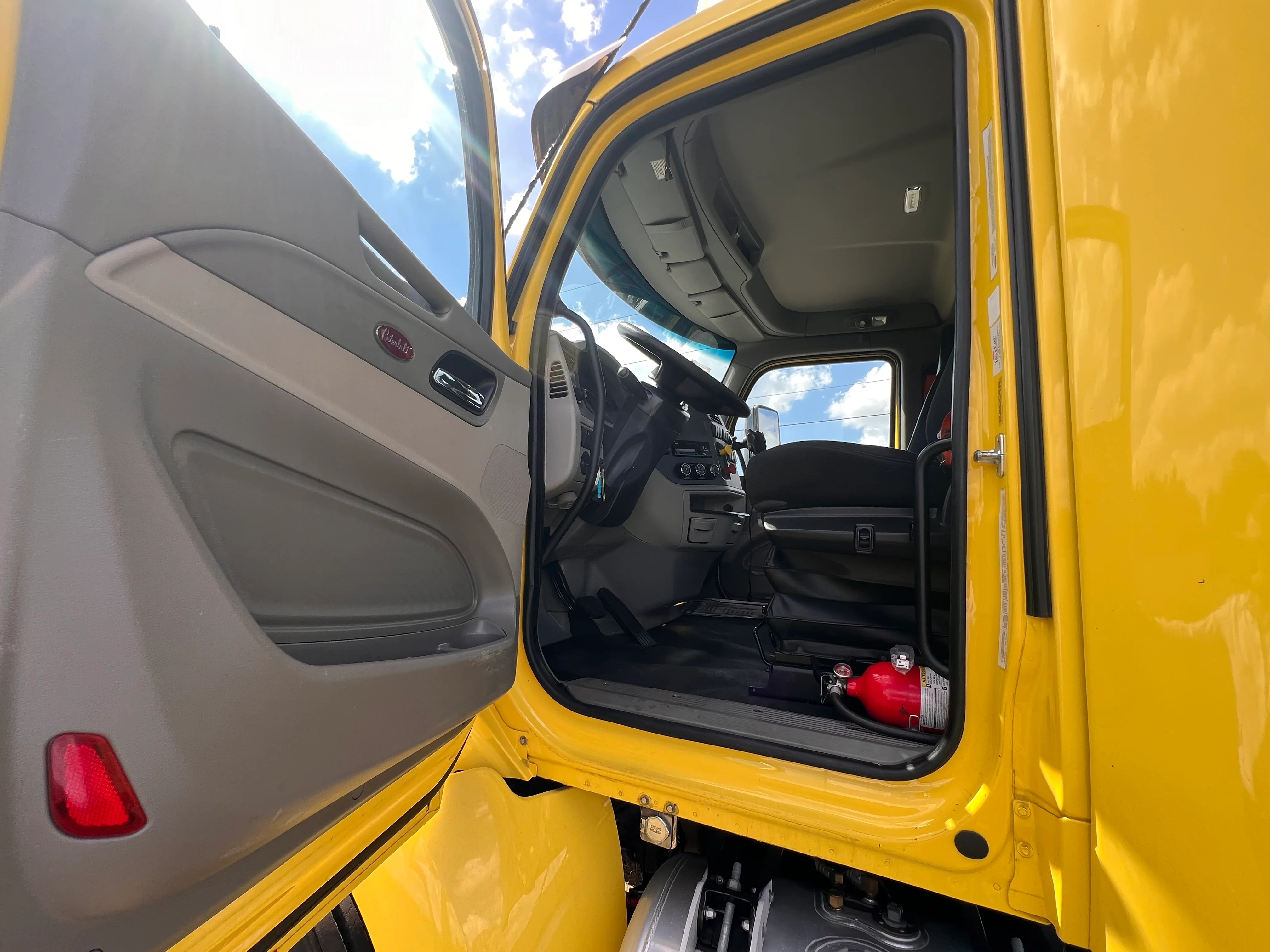 2021 Peterbilt 579 - image 3