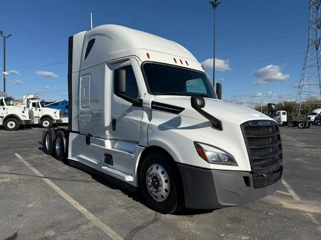 2023 Freightliner Cascadia - image 7