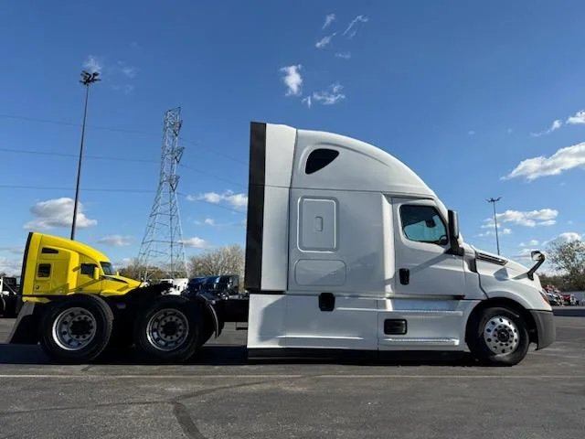 2023 Freightliner Cascadia - image 8