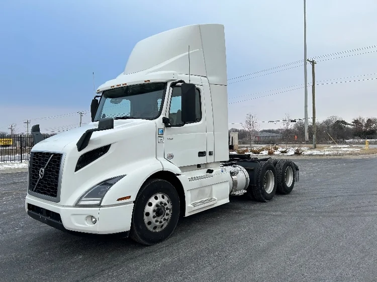 2021 Volvo VNR 640 in La Porte, IN — photo 3
