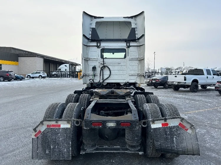 2021 Volvo VNR 640 in La Porte, IN — photo 5