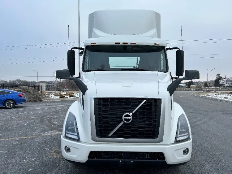 2021 Volvo VNR 640 in La Porte, IN — photo 2