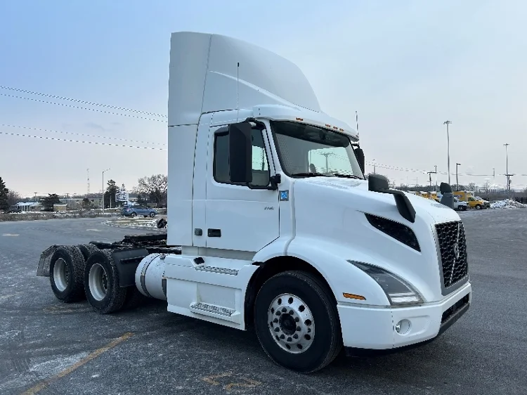 2021 Volvo VNR 640 in La Porte, IN