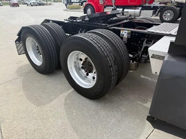 2022 Kenworth T680 - image 4