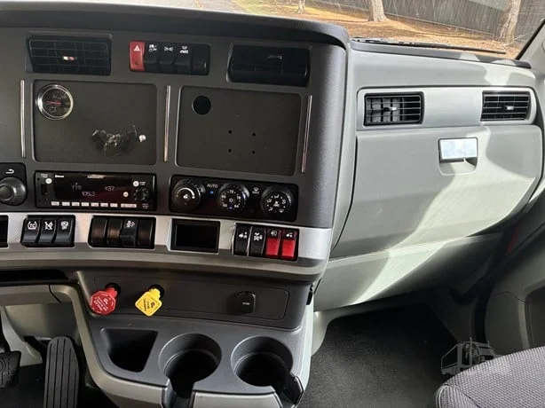 2022 Kenworth T680 in Portland, OR — photo 11