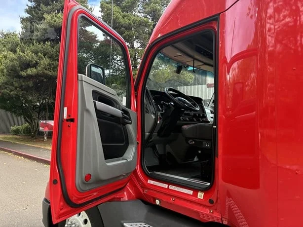 2022 Kenworth T680 in Portland, OR — photo 9