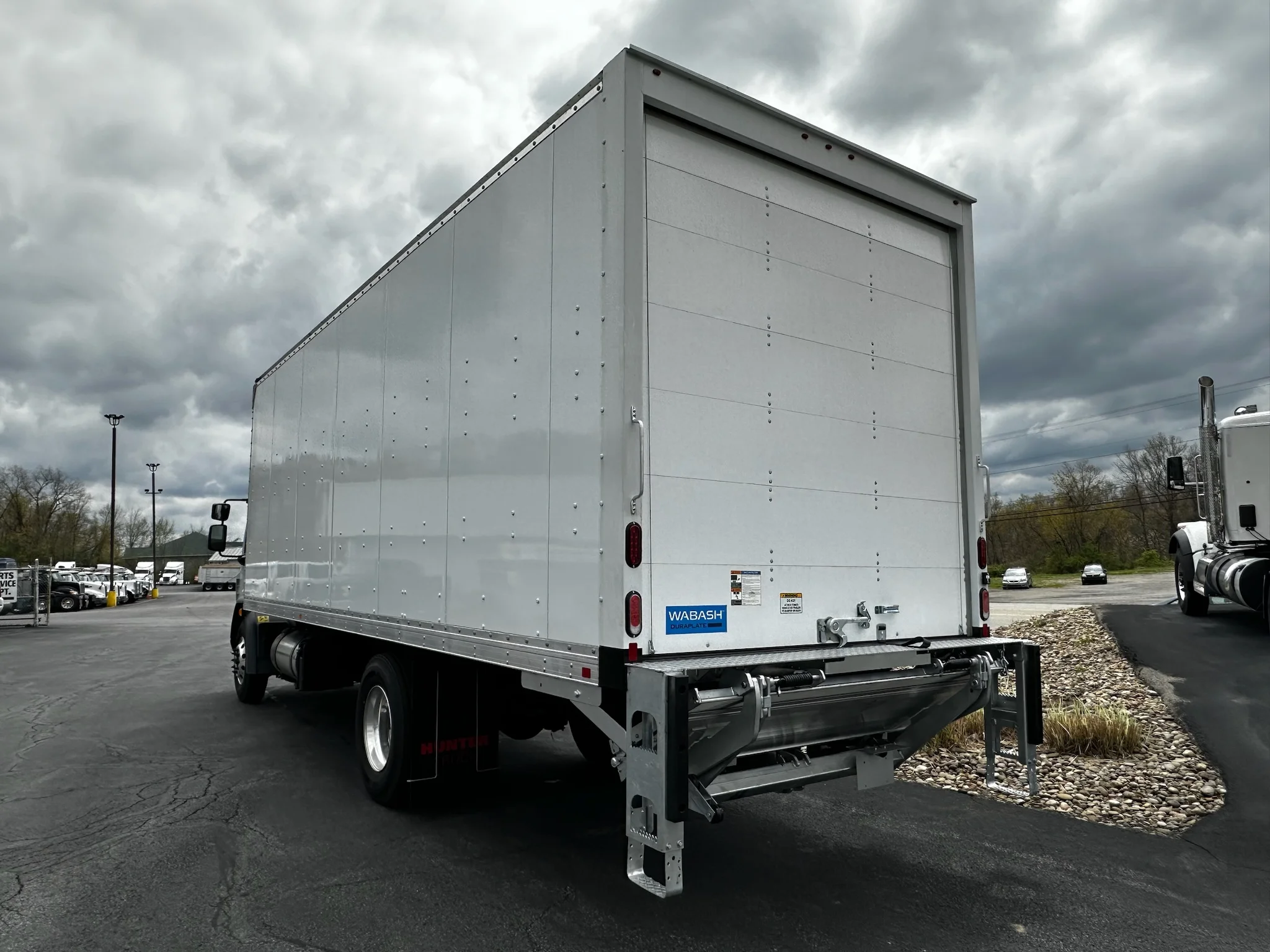 2025 Peterbilt 220EV - image 3