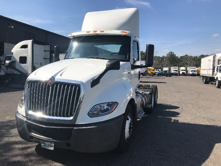 2018 International LT - image 3