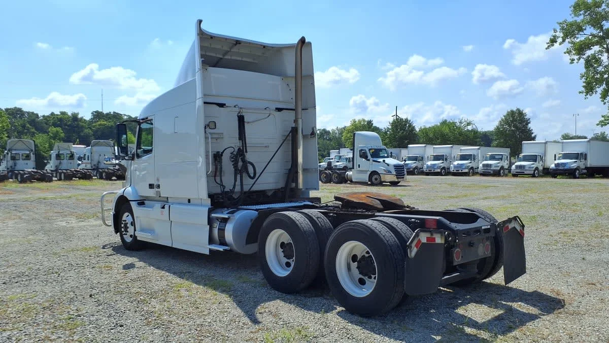 2020 Volvo VNR 640 - image 6