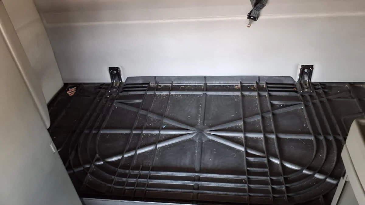 2020 Volvo VNR 640 - image 8