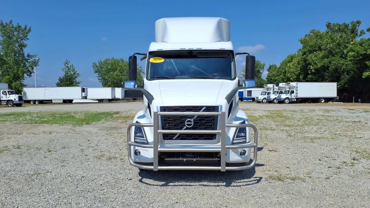 2020 Volvo VNR 640 - image 2
