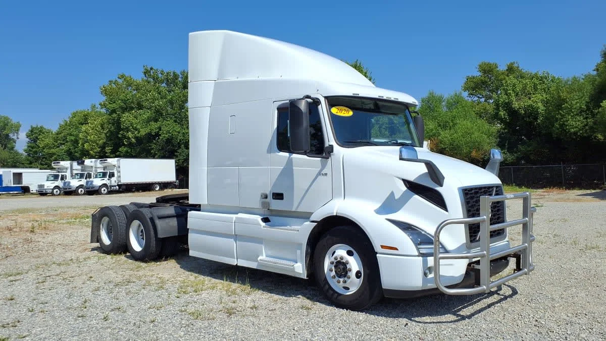 2020 Volvo VNR 640 - image 3