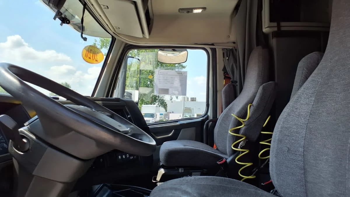 2020 Volvo VNR 640 - image 7