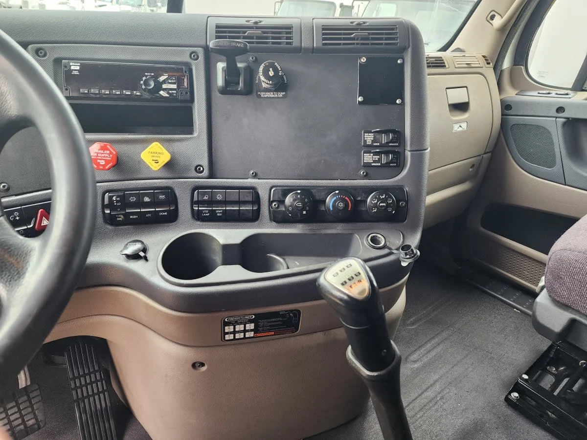 2020 Freightliner Cascadia - image 9