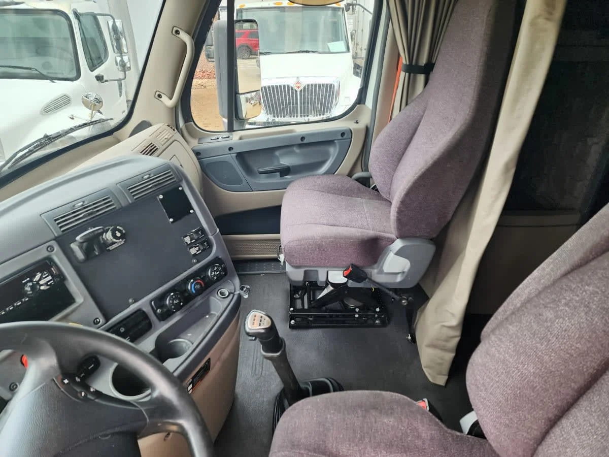 2020 Freightliner Cascadia - image 7