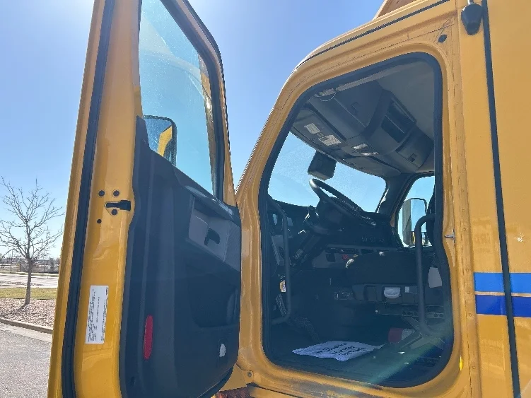 2022 Freightliner Cascadia - image 9