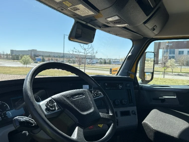 2022 Freightliner Cascadia - image 10