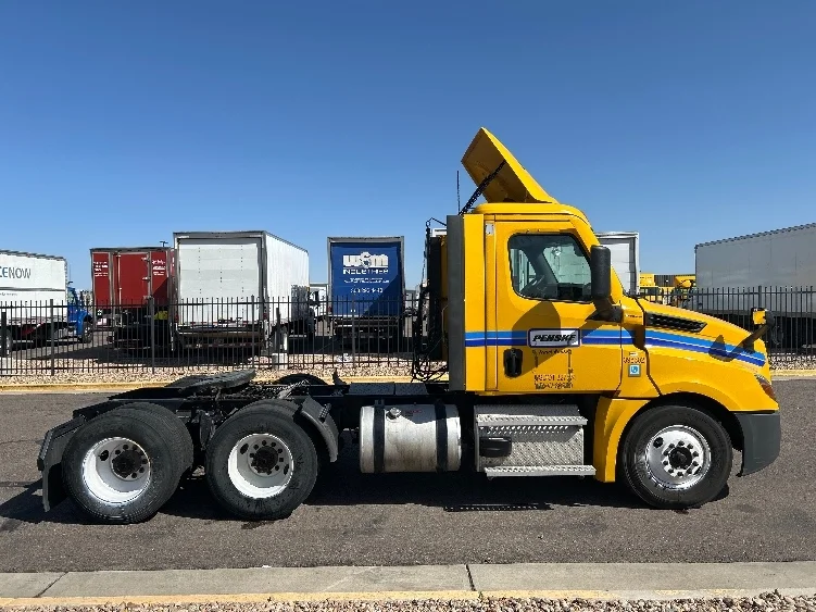 2022 Freightliner Cascadia in Kearny, NJ — photo 8