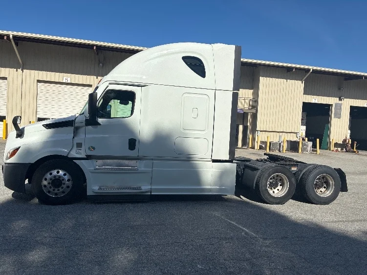 2021 Freightliner Cascadia - image 4