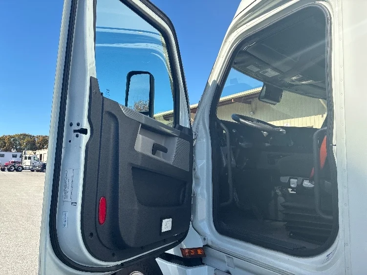 2021 Freightliner Cascadia - image 9