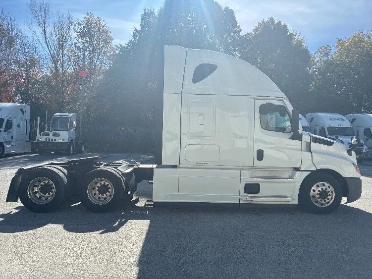 2021 Freightliner Cascadia - image 8