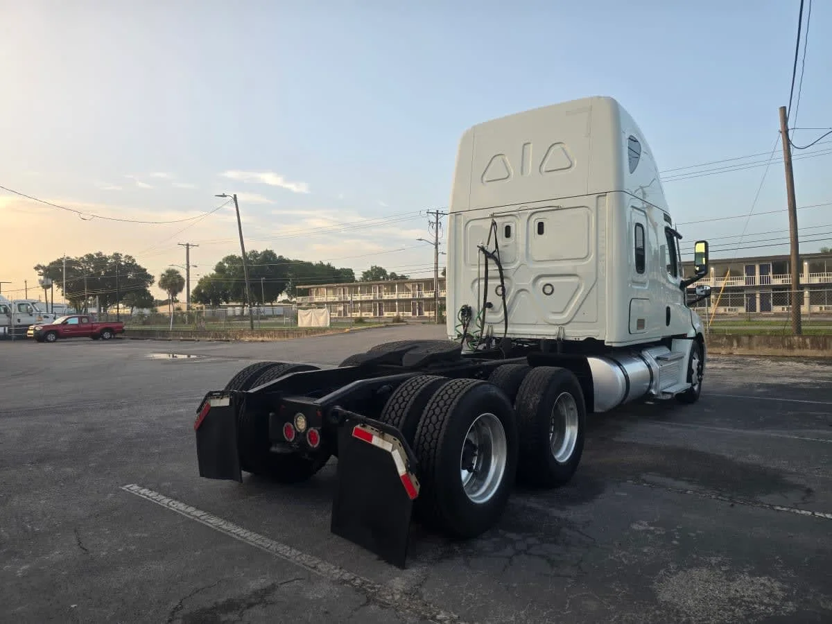 2020 Freightliner Cascadia in Tampa, FL — photo 6