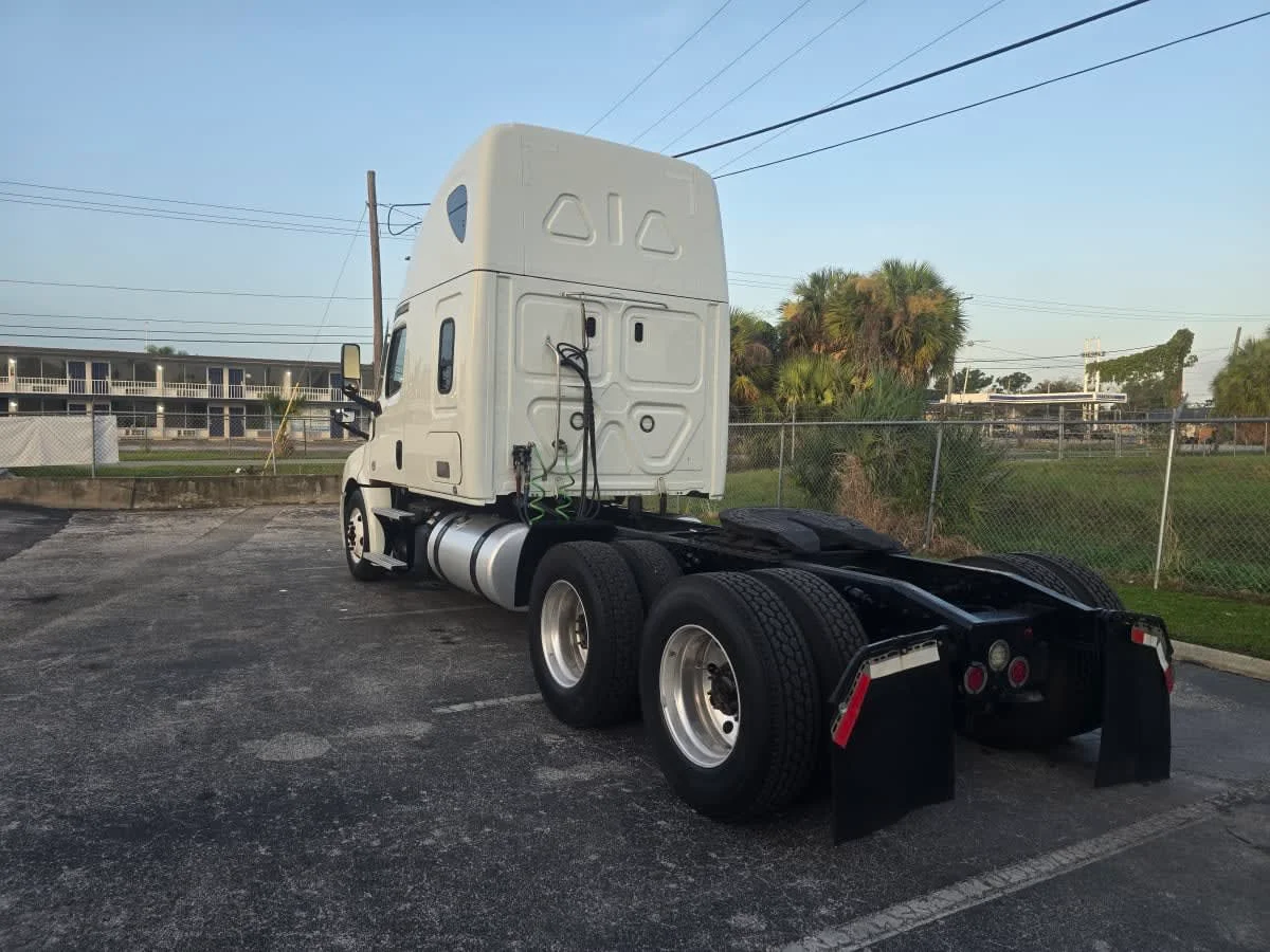 2020 Freightliner Cascadia in Tampa, FL — photo 4