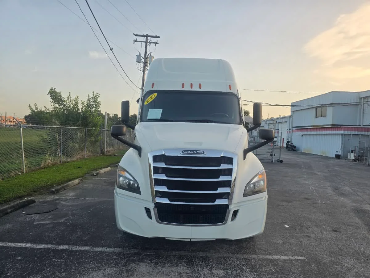2020 Freightliner Cascadia in Tampa, FL — photo 2