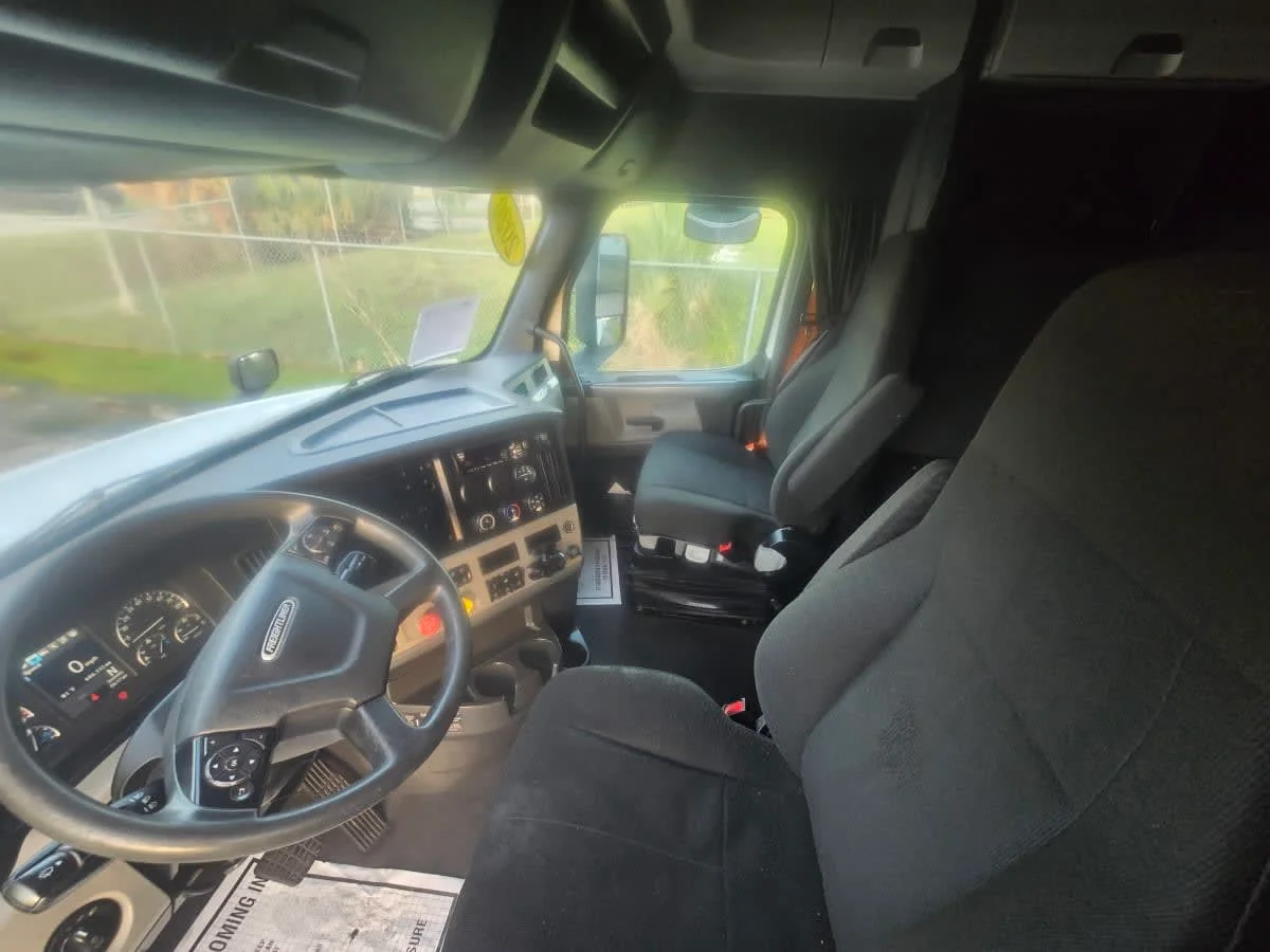 2020 Freightliner Cascadia in Tampa, FL — photo 7