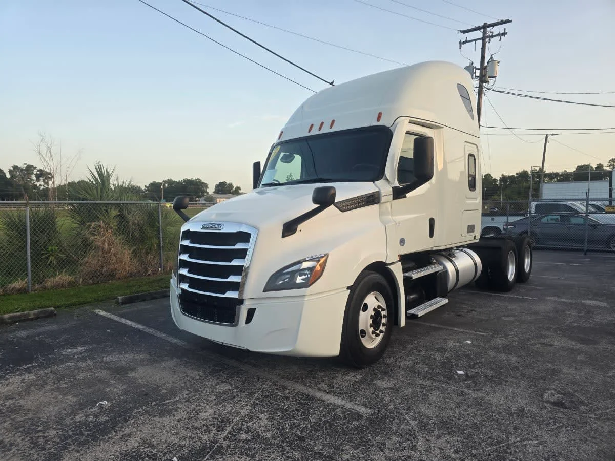 2020 Freightliner Cascadia in Tampa, FL — photo 3