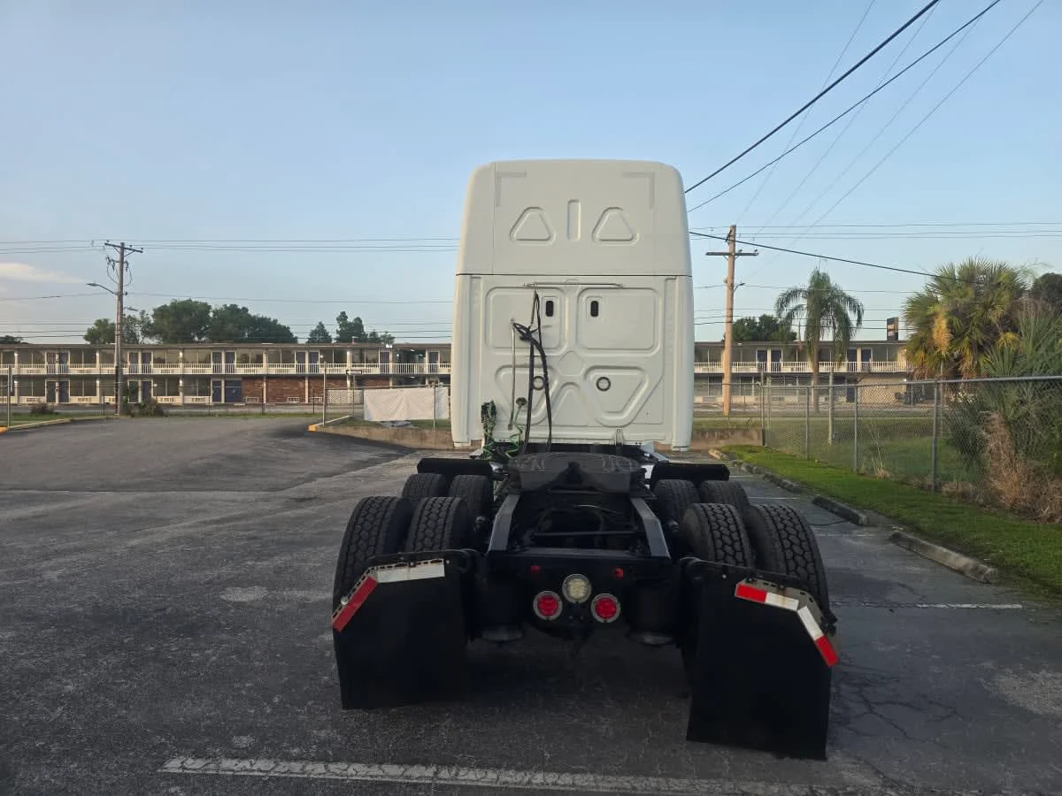 2020 Freightliner Cascadia in Tampa, FL — photo 5