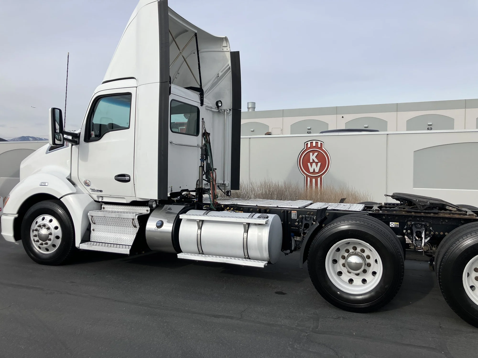 2022 Kenworth T680 - image 2