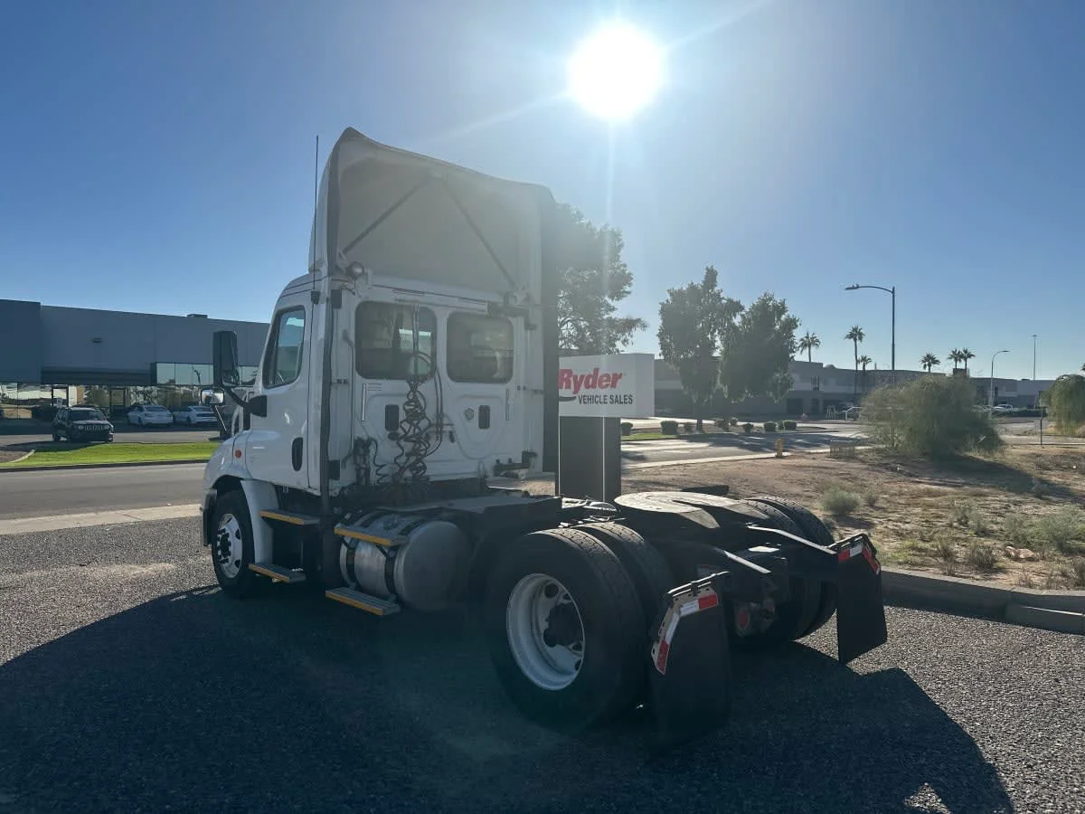 2017 Freightliner Cascadia in Phoenix, AZ — photo 6