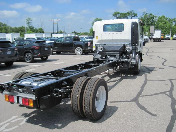 2025 Isuzu NRR in Sealy, TX — photo 4