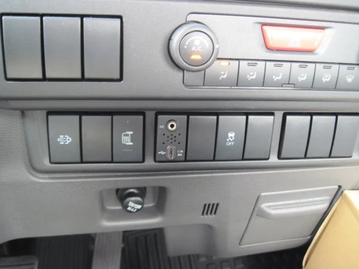 2025 Isuzu NRR in Sealy, TX — photo 9