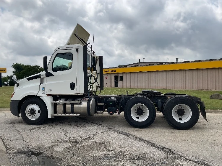 2020 Freightliner Cascadia in Melrose Park, IL — photo 4