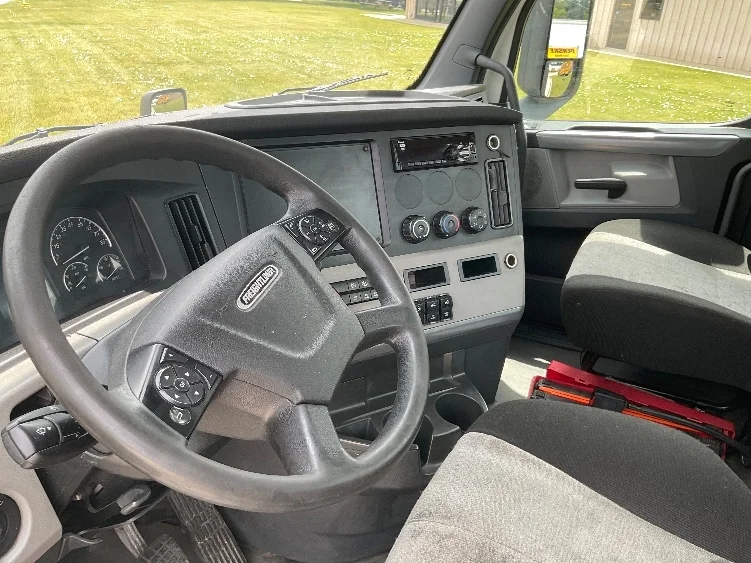 2020 Freightliner Cascadia in Melrose Park, IL — photo 10
