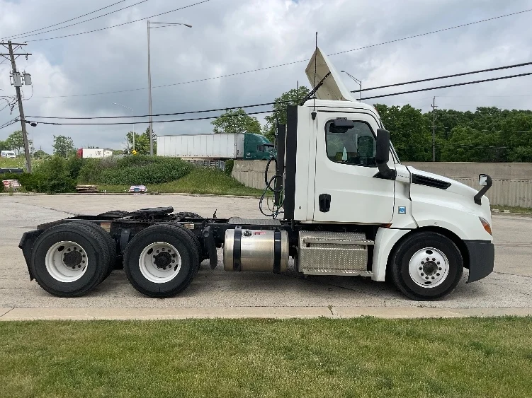 2020 Freightliner Cascadia in Melrose Park, IL — photo 8